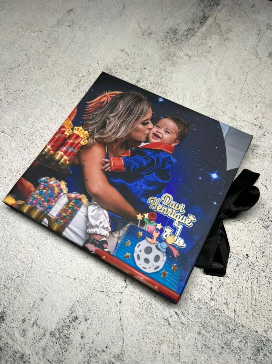 Caixa personalizada com foto na capa e laço preto